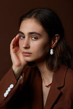 Load image into Gallery viewer, Model wearing gold earring with fresh water baroque pearl