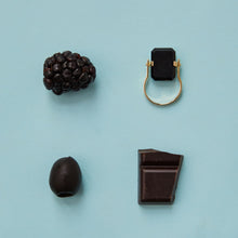 Load image into Gallery viewer, Composition with black food and gold ring with black agate